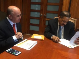 Brito y Rosario revisan la lista de presos.