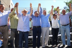 El candidato del PRM, Luis Abinader, junto al renunciante diputado del PLD de Baní, Milcíades Franjul, y otros dirigentes en un acto este domingo.