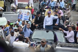 Danilo Medina mientras encabezaba una marcha-caravana en San Cristóbal