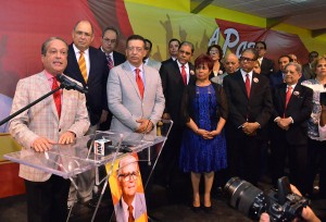 Pared junto a miembros del Directorio.