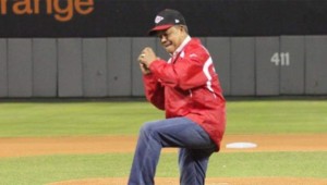 Juan Marichal realiza el lanzamiento de honor.
