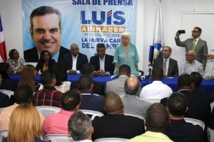 Milagros Ortiz Bosch anunció las 160 candidaturas.