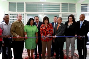 La vicepresidenta corta la cinta inaugural.