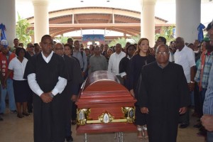 Pie de foto Príamo Rivas, Manuel Antonio De La Cruz Fernández, Paula Xiomara Méndez, Sol Juana Inés Féliz, Zoralla Moreta y Juan Antonio Cerda Luna, encabezan la guardia de honor ante el féretro de la Maestra Alejandrina Luciano Saldaña