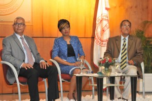 Donde estamos tres personas son: José Féliz, vicerrector académico de Intec; Lucivel Avila, la autora e Isael Pérez, presidente de Editorial Santuario.