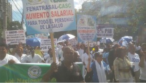 Momentos en que la marcha de miembros de gremios del sector salud salía de la Maternidad La Altagracia.