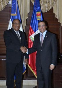 Los cancilleres se saludan previo al encuentro.