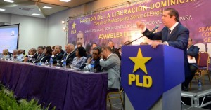 Francisco Javier García habla en rueda de prensa, tras la asamblea.