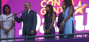 Danilo Medina junto a su familia, mientras habla en el comando de campaña.