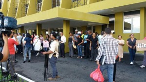 Sin que nadie se lo impida, manifestantes penetraron este miercoles en la tarde hasta la marquesina de la JCE