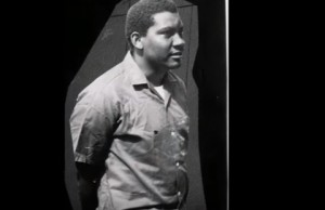 Maximiliano Gómez, con fondo negro