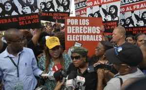 Socorro habla a periodistas.