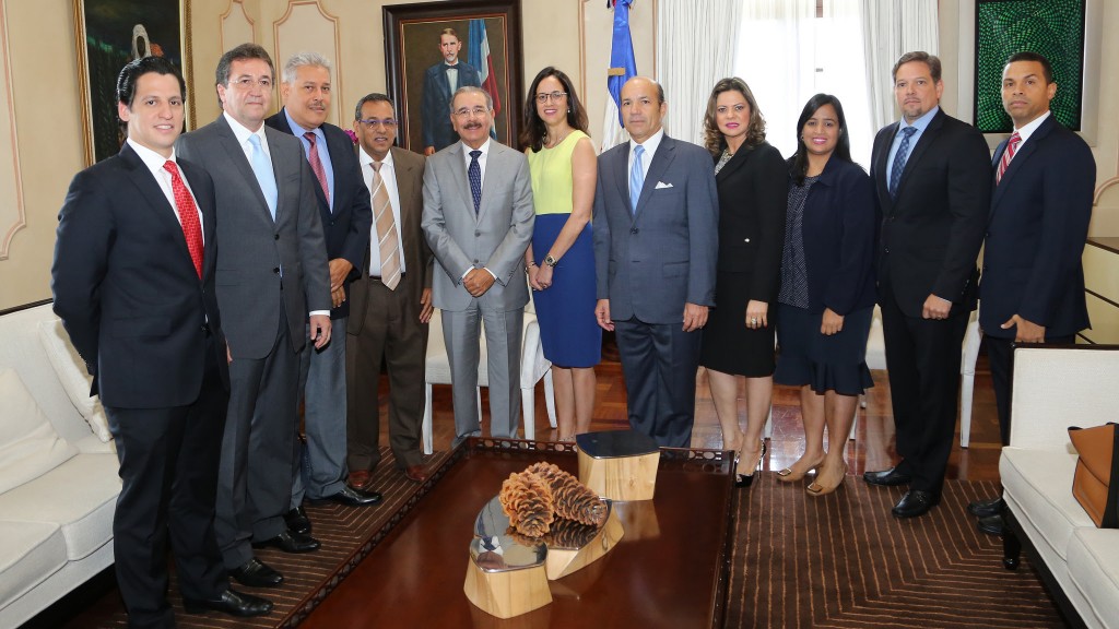 Directivos de AIREn durante su visita al presidente Danilo Medina en el Palacio Nacional.
