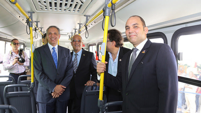 E ministro administrativo de la Presidencia, José Ramón Peralta, junto a otro funcionarios imspeccionan los nuevos autobuses.