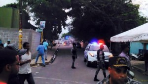 Al caer la noche de este lunes, una turba trató de incendiar una guagua asignada a la Junta Municipal Electoral.