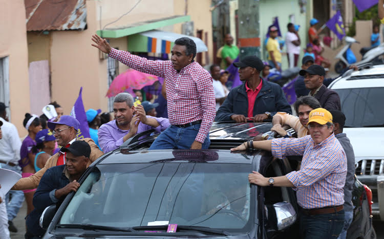El senador Félix Bautista durante su participación en la marcha caravana de este miércoles en San Juan de la Maguana.