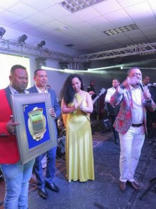 El artista recibió un reconocimiento por sus 23 años de carrera, en el evento, que contó con la animación de Michael Miguel Holguín.