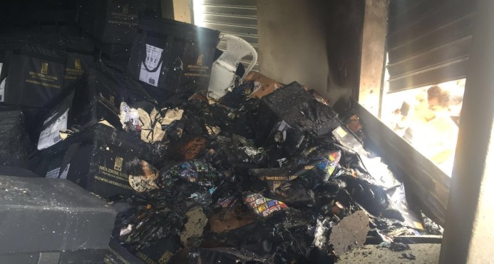 Urnas y valijas incendiadas.