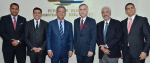 Parte de los asistentes a la actividad, entre ellos el ex presidente Leonel Fernández.