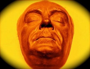 Mascarilla en bronce del original de la cabeza del cadáver de Rafael Trujillo tomada el 1 de junio de 1961 en su residencia situada al lado de la Embajada de los Estados Unidos en la calle César Nicolás Penson, Santo Domingo, República Dominicana. El velatorio se realizó en la residencia luego destruída para construir la Biblioteca Nacional denominada después de su ampliación Como Pedro Henríquez Ureña.
