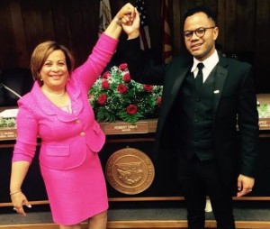 Uribe junto a la consul dominicana Celeste Jiménez Peña, el día que juró como alcalde.