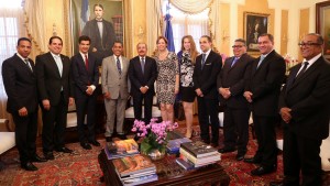 La comitiva de Nueva York junto al presidente Danilo Medina en el despacho presidencial.