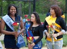 Las madrinas de los equipos intercambian arreglos florales.