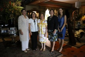 María Teresa Hermada De Rodríguez, Rivka Saban, Lorna de Lama, Sharon Campbell y Meltem Evirgem.
