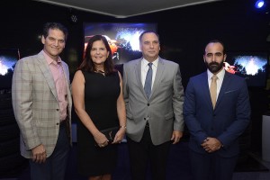 Oscar, Sonia y Fernando Villanueva junto al Brand Manager de Mazda, Mario García.