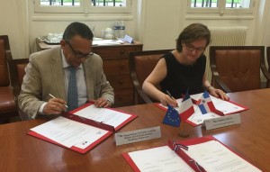 Ramón Ventura Camejo y Nathalie Loiseau, directora ENA, mientras firman la renovación del acuerdo.