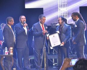 El senador Adriano Espaillat entregó una proclama al bachatero.