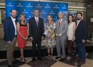 Lizardo Mézquita, acompañado de miembros de la familia del escritor Mariano Lebrón Saviñón.