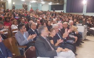 Parte de lo asistentes a la escuela George Washington a la inauguración de la feria.