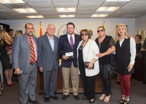 El maestro José Alejandro Aybar Martin, junto al alcalde Tomás Regalado, José Alvarez, su madre Ariadna Martin, su prima Evelyn Castillo y su hermana Ariadna Aybar de Garcia, durante el acto.