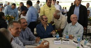 Medina, Mejía, Peralta y Rafael Perelló, presidente de INDUBAN, entre otros.