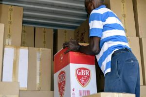 Empleados de aduanas proceden a retirar del contenedor los cajas de cigarrillos incautadas.