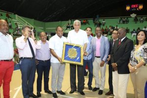 El alcalde Nelson Guillén recibe una placa de reconocimiento.