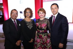 Lucía Medina junto a su esposo Edgar Mejía y los conferencistas, Euri Cabral y Zinayda Rodríguez.