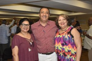 Ivelisse Polanco, Claudio Canaán Uribe y Altagracita Lachapelle de Canaán en el "Encuentro de historias, recuerdos y anécdotas de San Cristóbal".