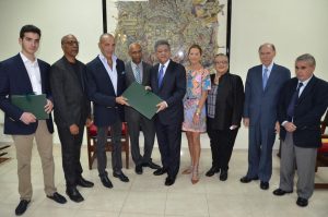 Iskandar Safa entrega el documento a Leonel Fernandez en el Palacio de Borgellá.
