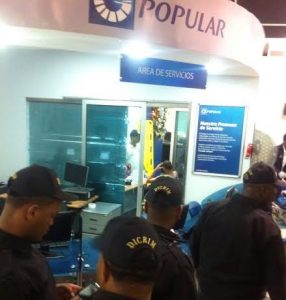 Agentes de la Policía dentro de la sucursal donde nocurrieron los hechos este lunes en la noche.