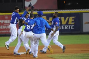 Jugadores del Licey celebran el triunfo.