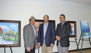El ekpresario Julio Isidor, centro, junto al pintor Juan Carlos Sosa y el escritor José Manuel Arias.