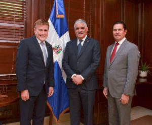 El embajador estuvo acompañado de su esposo, Bob Satawake.