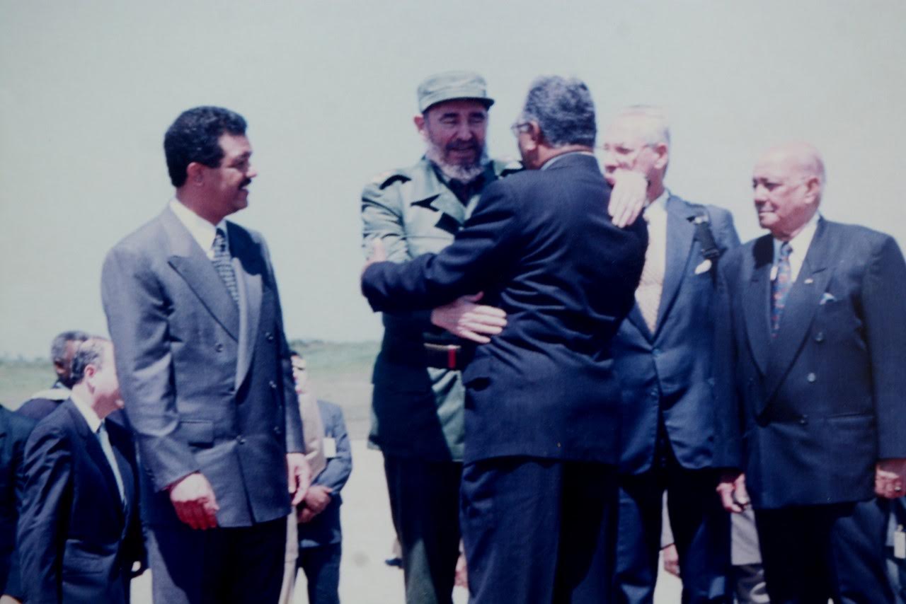 Castro y su edecán civil Gutiérrez Félix detrás