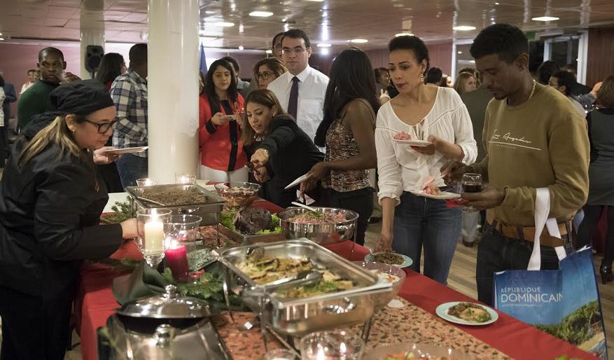 Parte de los asistentes a a cena de Navidad ofrecida por el consulado dominicano en París.