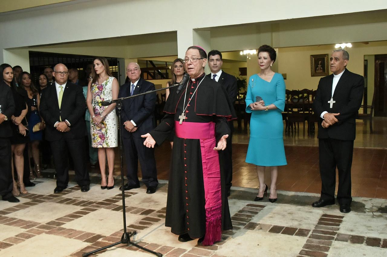 Momentos previos a la velada musical, clientes y relacionados de la institución financiera compartieron un acto en el que Monseñor Gregorio Nicanor Peña, Obispo de la Diócesis de La Altagracia, agradeció la realización de la velada musical e indicó que esta se inscribe dentro del programa de actividades que la Diócesis de Higüey celebra en honor a la madre espiritual y protectora del pueblo dominicano.