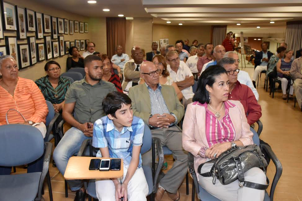 Sancristobalenses en la tertulia de diciembre último en Librería Cuesta, de Santo Domingo