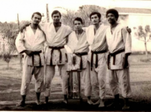 Equipo del Instituto Politénico Loyola Campeón Nacional de Judo del 1971 al 1973, compuesto, de izquierda a derecha, por Carlos Miguel Socías Rodríguez, José Adolfo Uribe López, Santiago (Quiquito) Cuesta Díaz, Jaime Casanova Martinez y Francisco (Frank) Alcántara Mateo.