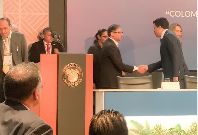 El ministro de Turismo dominicano, David Collado, mientras saludaba al presidente de Colombia, Gustavo Petro, en la apertura de la Feria Anato.